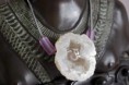 /album/cristal-vital-eveil-des-chakras/geode-agate-blanche-a-la-perle-rose-jpg/